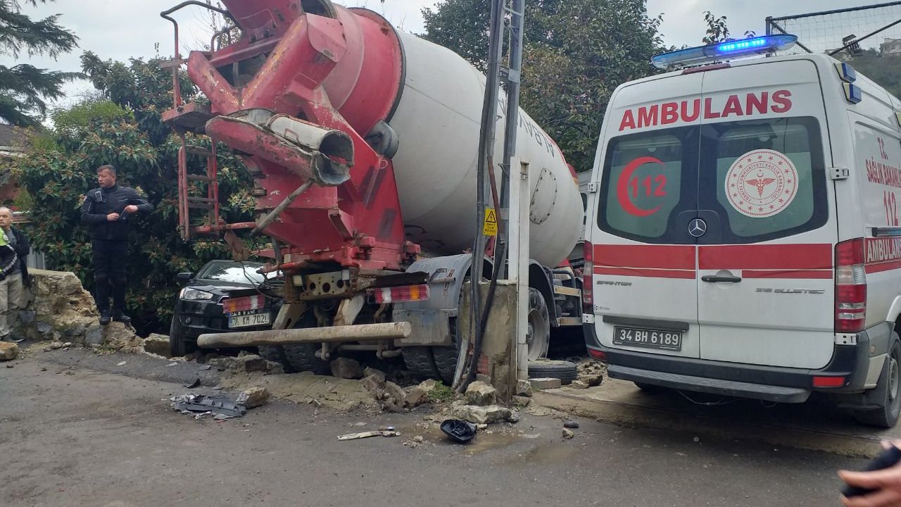 yokuştan kayan beton mikseri 7 araca zarar verdi
