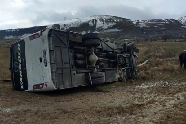 Van’da Yolcu Midibüsü Devrildi: 27 Kişi Yaralandı