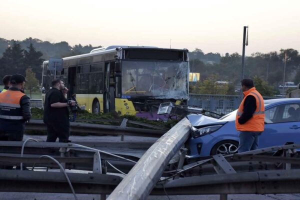 Yoldan Çıkan İETT Otobüsü Aydınlatma Direğine Çarptı
