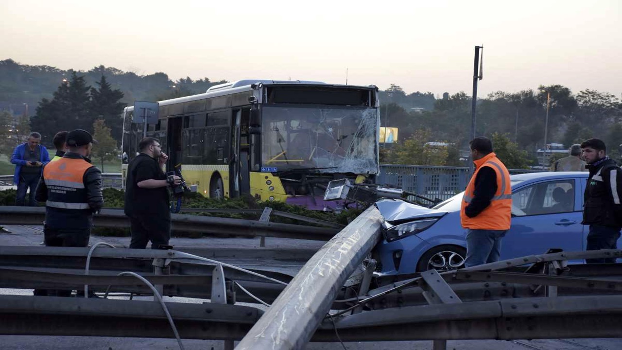 yoldan Çıkan İett otobüsü aydınlatma direğine Çarptı