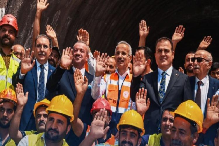 yüksekova-yeniköprü tünelinde ışık göründü