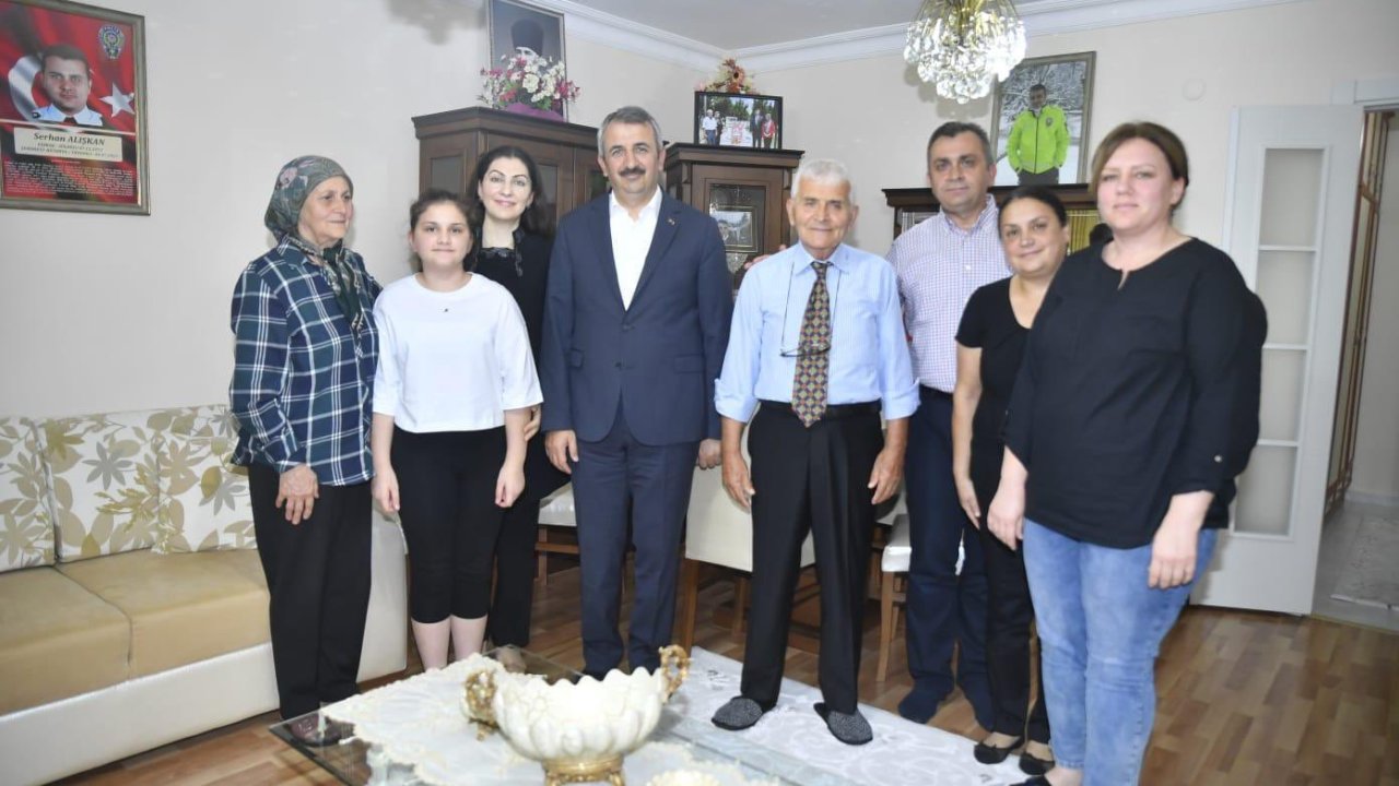 yunus sezer ve eşi canan sezer Şehit ailesini ziyaret etti