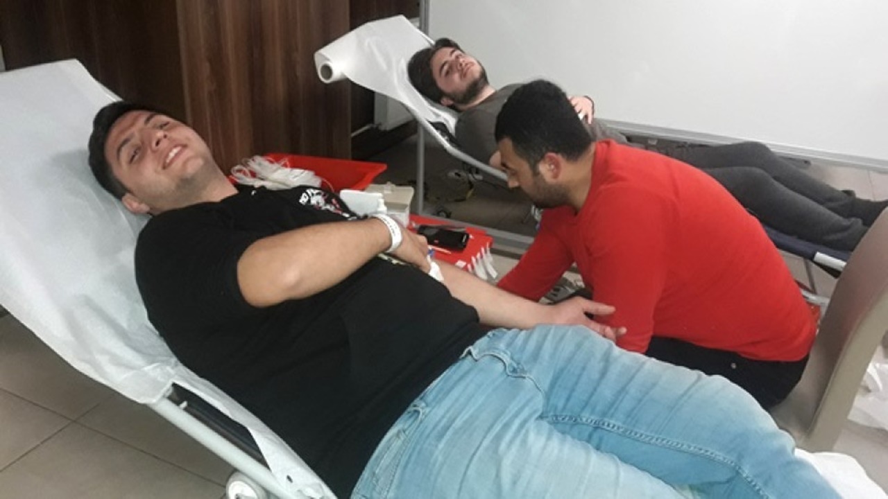 yurtta kalan Öğrenciler kan bağışı yaptı