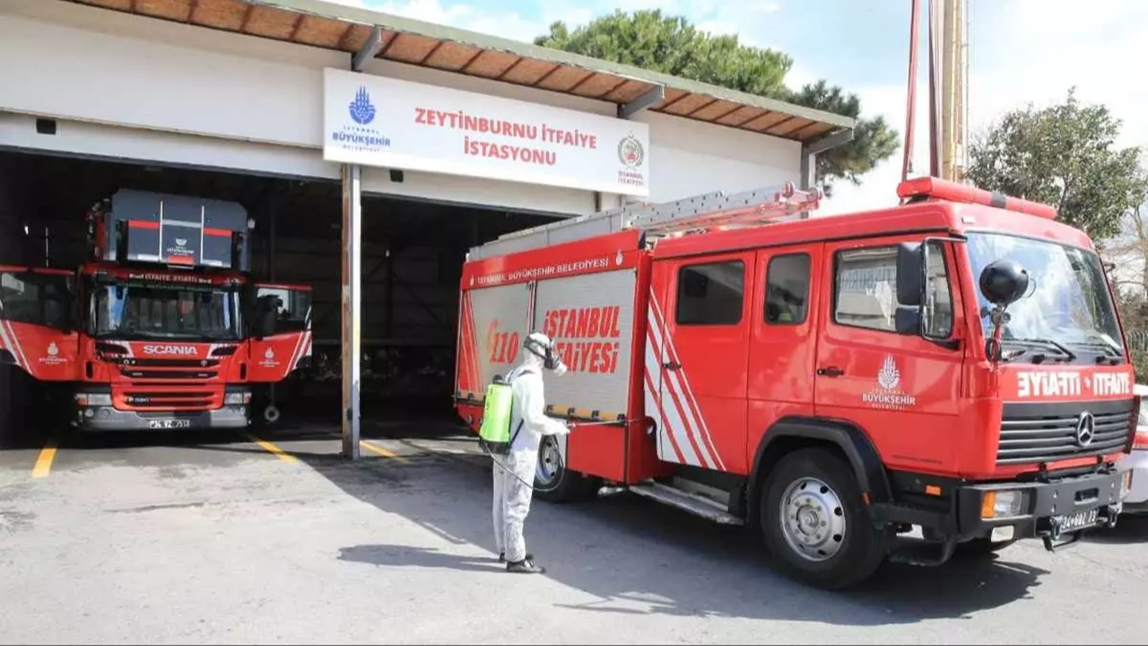 zeytinburnunda 5 katlı binada yangın Çıktı