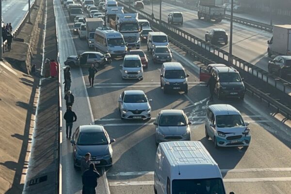 İstanbul’da Zincirleme Trafik Kazası 3 kişi Yaralandı