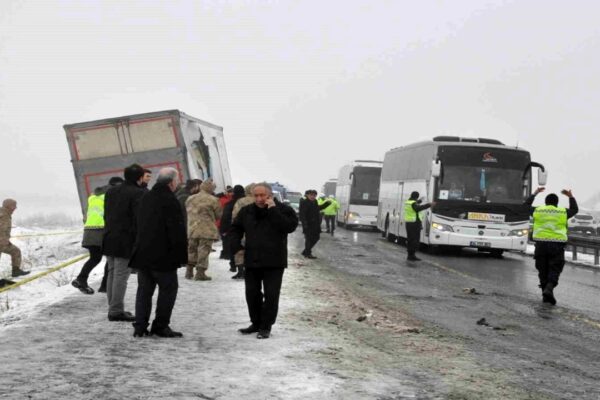 Zincirleme Trafik Kazasında Hayatını Kaybedenlerin Cenazeleri Toprağa Verildi