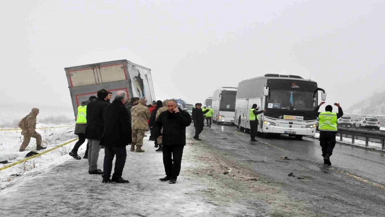 zincirleme trafik kazasında hayatını kaybedenlerin cenazeleri toprağa verildi