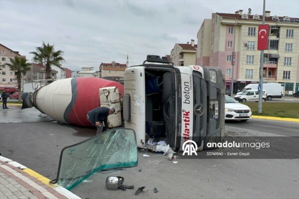 Kocaeli’de Devrilen Beton Mikserinin Sürücüsü Yaralandı