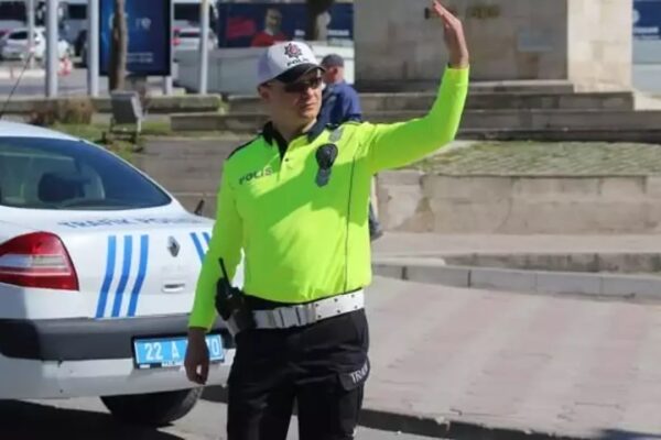 Yatarak Motosiklet Kullanan Sürücüye Para Cezası Verildi