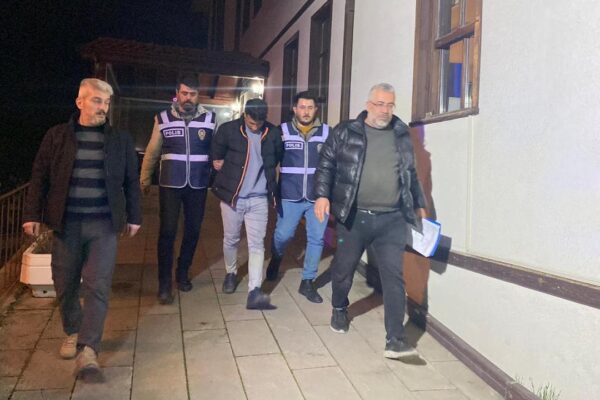 Kendilerini Polis Olarak Tanıtan Zanlılar, Iraklı Profesörü Dolandırdılar