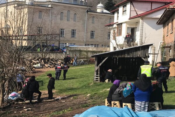 Sakarya’da Boşanma Aşamasındaki Karısını Silahla Öldüren Kişi İntihar Etti