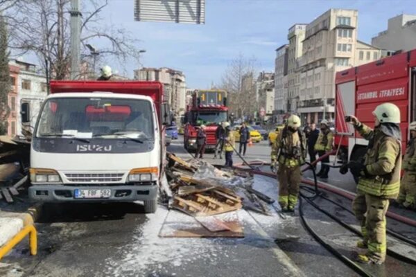 Beyoğlu’nda Park Halindeki Kamyonette Çıkan Yangın Söndürüldü