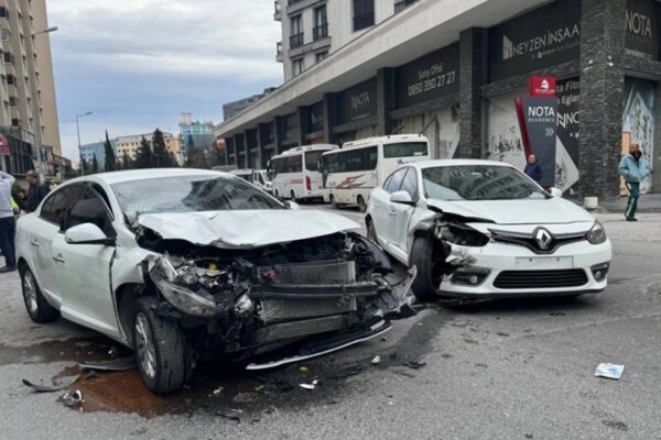 Park Halindeki Araca Çarpan Otomobilde Bir Kişi Yaralandı