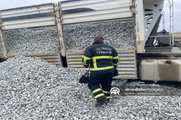 Kırklareli’nde Tırın Dorsesinden Dökülen Mıcırın Altında Kalan İşçi Yyaralandı