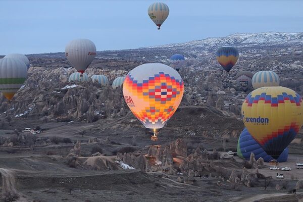 Rüzgar ve Sis Kapadokya’da Sıcak Hava Balon Turlarına Engel Oldu