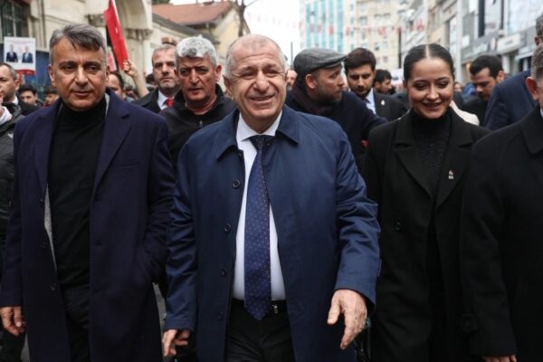 Zafer Partisi Genel Başkanı Özdağ İstiklal Caddesi’nde Vatandaşlarla Bir Araya Geldi