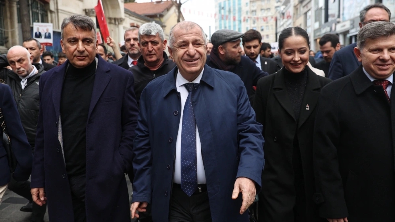Zafer Partisi Genel Başkanı Özdağ İstiklal Caddesi’nde Vatandaşlarla Bir Araya Geldi
