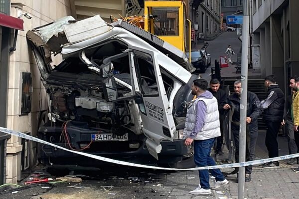 İki Vincin Çarpıştığı Kazada 1 Kişi Yaralandı