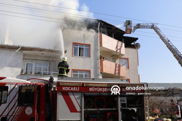 Kocaeli’de Binanın Çatısında Çıkan Yangın Söndürüldü