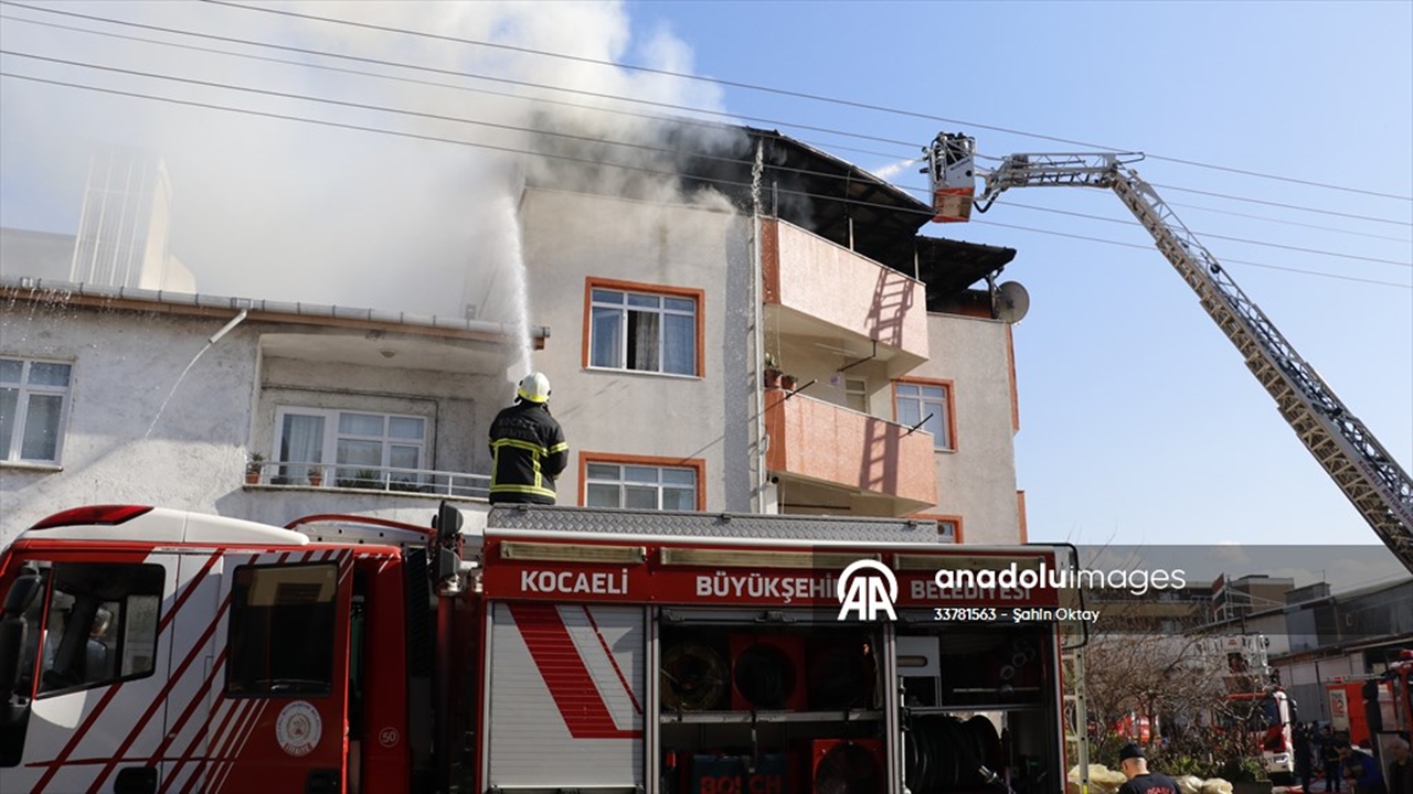 Kocaeli’de Binanın Çatısında Çıkan Yangın Söndürüldü