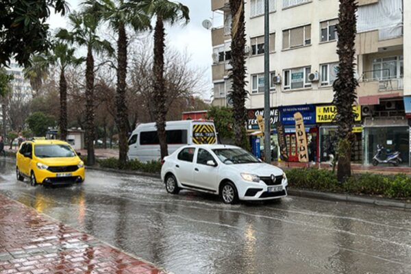 Antalya’da Sağanak ve Fırtına Etkili Oluyor