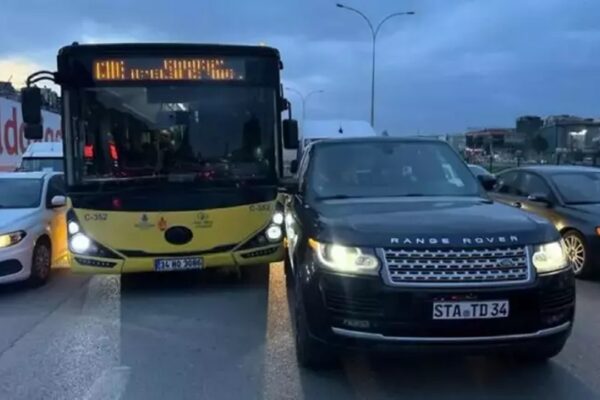 Kadıköy’de Otomobile Çarpan İETT Otobüsünün Şoförü Aracını Sürücünün Üzerine Sürdü