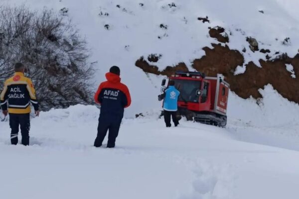Kar ve Tipi Nedeniyle Mahsur Kalan 2 Avcı Helikopterle Kurtarıldı
