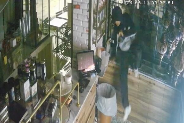 Kocaeli’de Bağış Kumbarasını Çalan 2 Şüpheli Tutuklandı