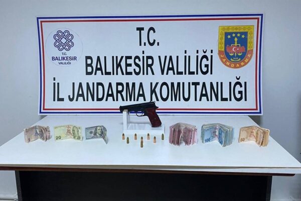 Balıkesir’de 38 Düzensiz Göçmen İle Bir Göçmen Kaçakçısı Yakalandı