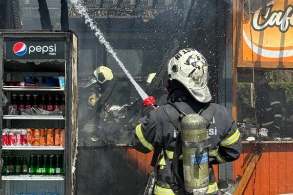Kocaeli’de Kafeteryada Çıkan Yangında 2 Kişi Dumandan Etkilendi