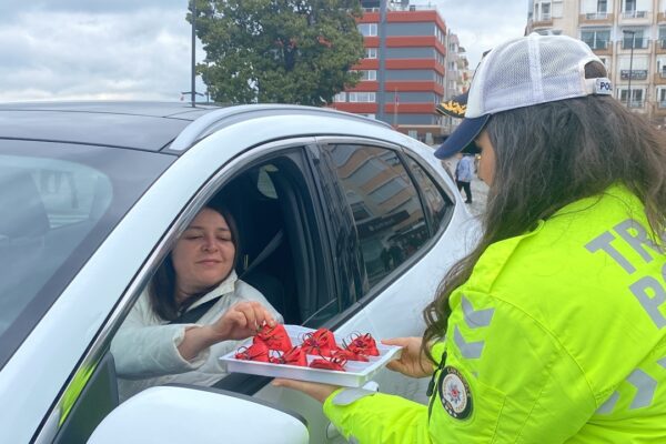 Çanakkale’de Polis Ekiplerinden Kadın Sürücülere Çikolata İkramı