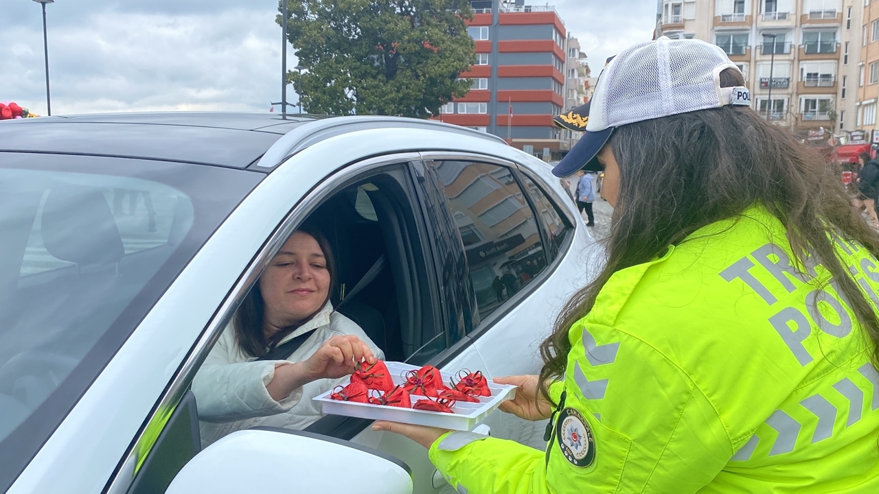 Çanakkalede polis ekiplerinden kadın sürücülere çikolata ikramı