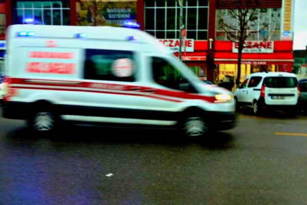 Sakarya’da Beşinci Kattan Düşen 2 Yaşındaki Çocuk Yaralandı