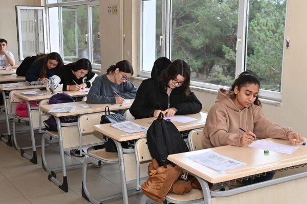 Üniversite Adayları İçin Deneme Sınavı Yapıldı
