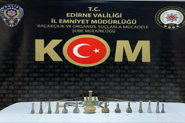 Edirne’de Tarihi Eser Operasyonunda Roma Dönemine Ait 14 Gözyaşı Şişesi Ele Geçirildi