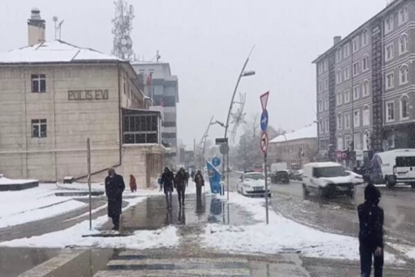 Erzurum’da Etkili Olan Kar Yağışı Şehri Beyaza Bürüdü