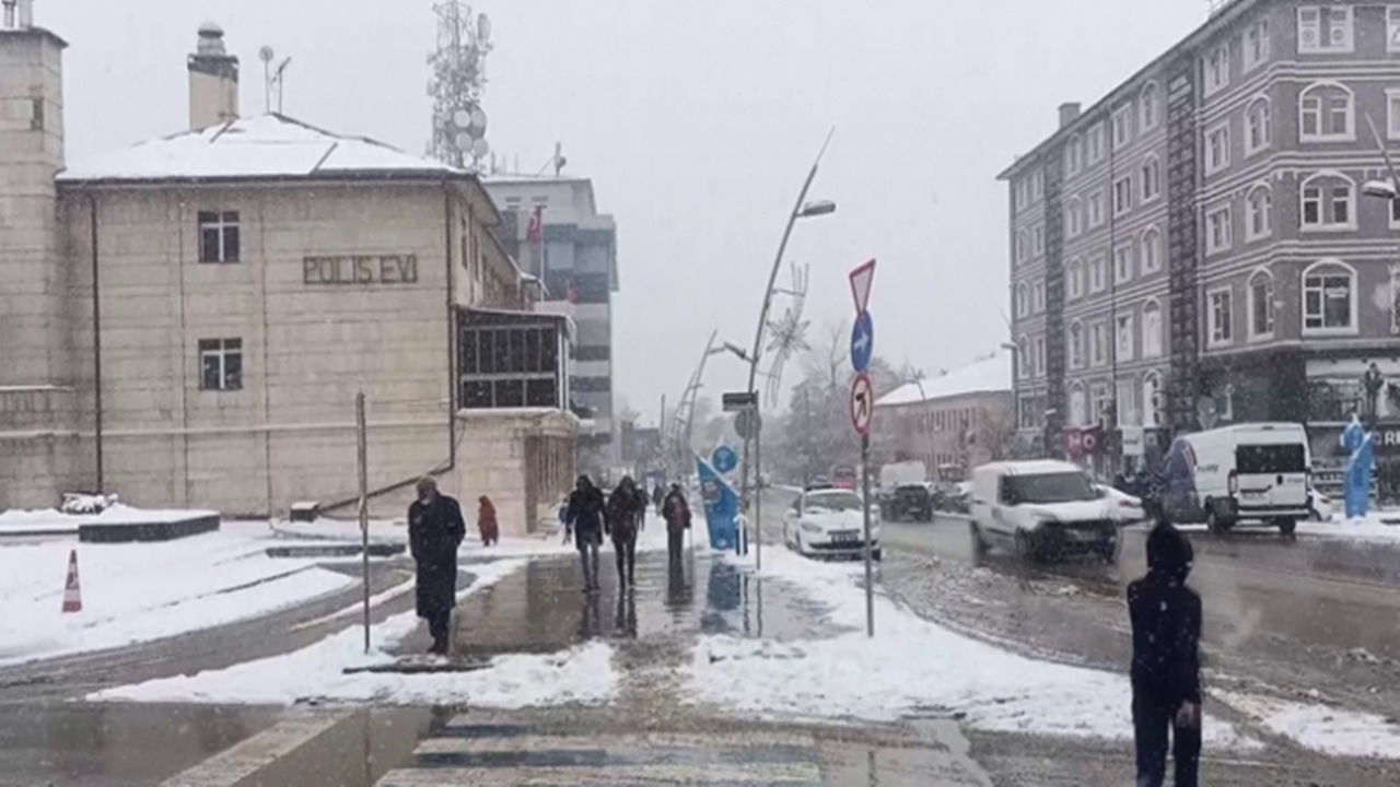 Erzurum’da Etkili Olan Kar Yağışı Şehri Beyaza Bürüdü