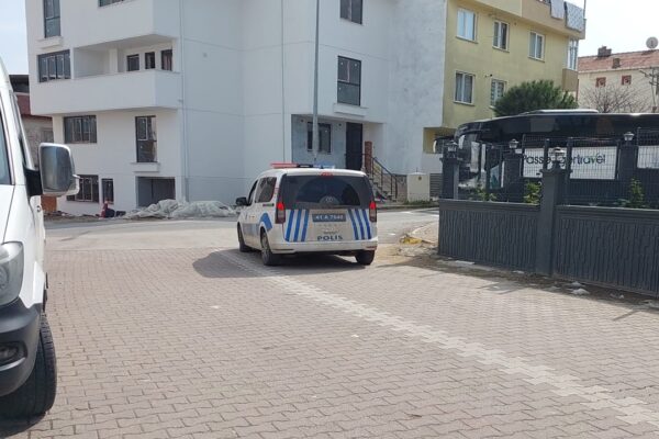 Kocaeli’de Evinin Önünde Silahlı Saldırıya Uğrayan Genç Kadın Öldü