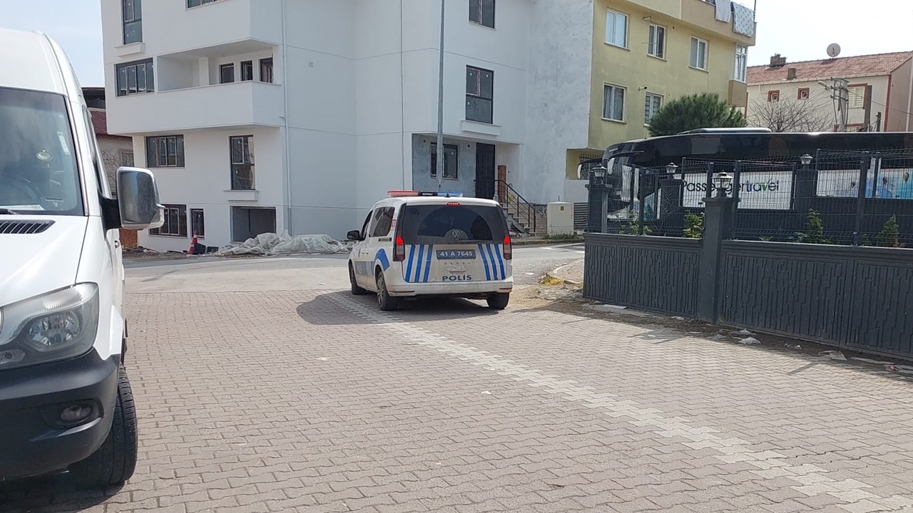 kocaelide evinin önünde silahlı saldırıya uğrayan genç kadın öldü