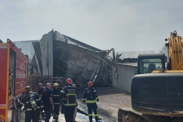Kocaeli’de Yalıtım Malzemeleri Üreten Fabrikada Çıkan Yangın Söndürüldü