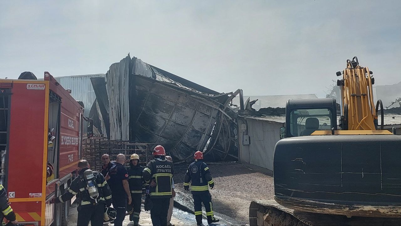 kocaelide yalıtım malzemeleri üreten fabrikada çıkan yangın söndürüldü