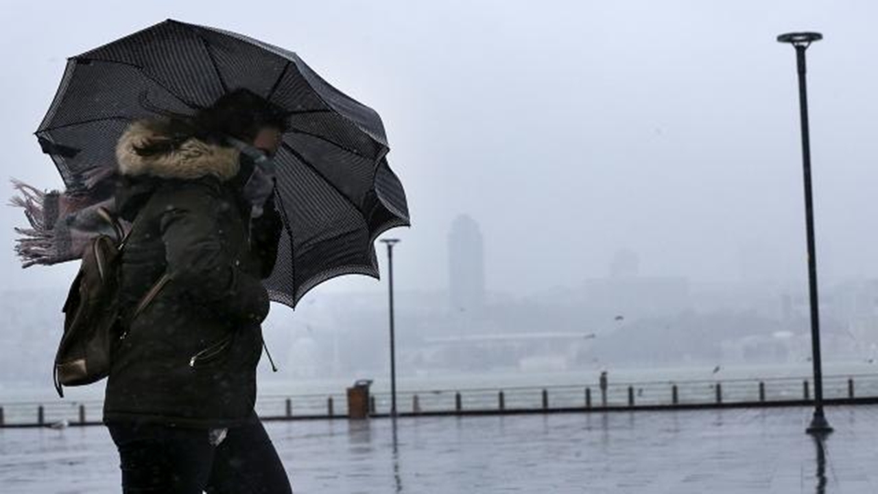 İstanbul Valiliği Yarın Kentte Beklenen Fırtına Nedeniyle Vatandaşlara Uyarıda Bulundu