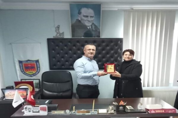 Gelibolu’nun Tek Kadın Dolmuş Şoförüne Plaket Verildi