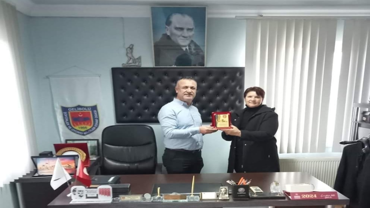 gelibolunun tek kadın dolmuş şoförüne plaket verildi