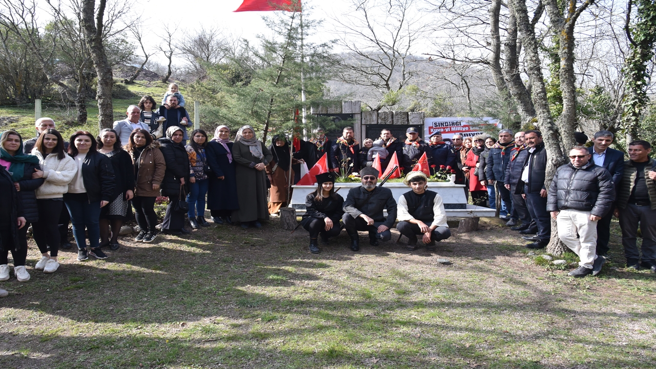 gördesli makbule efe şehadetinin 102 yılında sındırgıdaki kabri başında anıldı