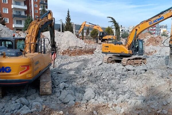 Üzerine Beton Blok Düşen İşçi Ağır Yaralandı