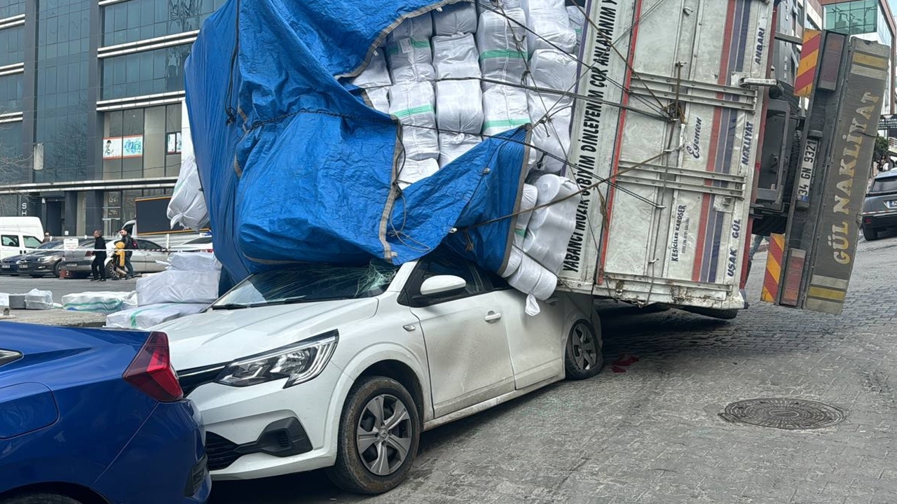 esenyurtta iplik yüklü kamyon park halindeki araçların üzerine devrildi