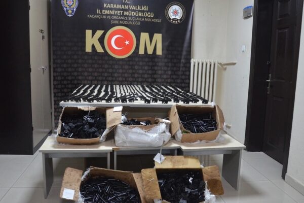Ev Eşyası Taşıyan Bir Tırda Tabanca Parçaları Ele Geçirildi