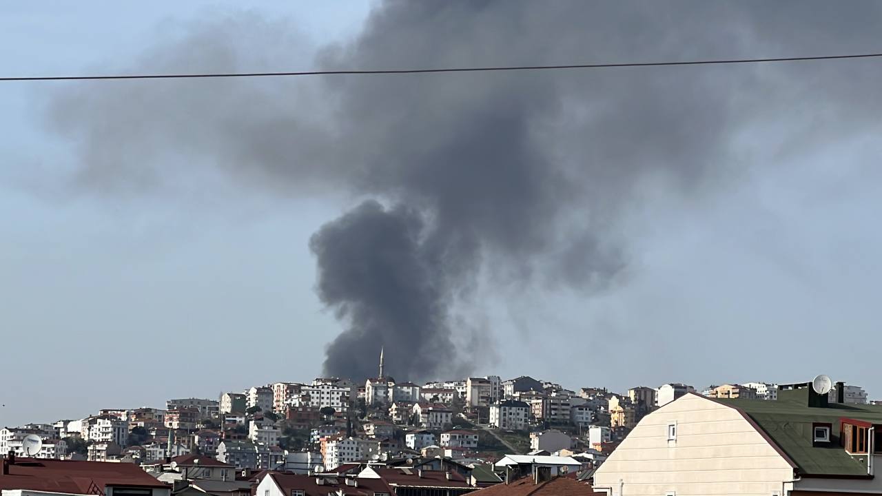 kocaelide bir iş yerinin deposunda çıkan yangına müdahale ediliyor