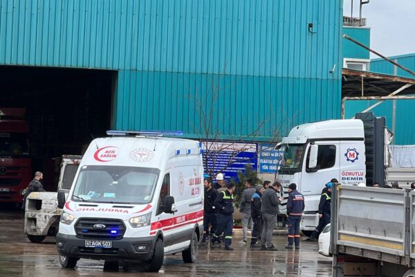 Kocaeli’de El Freni Çekilmeyen Tırın Karıştığı Kazada 1 Kişi Yaralandı